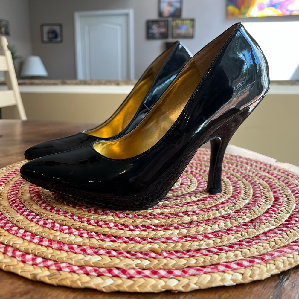 Pin Up Couture Bombshell Pumps, Black, Size 8